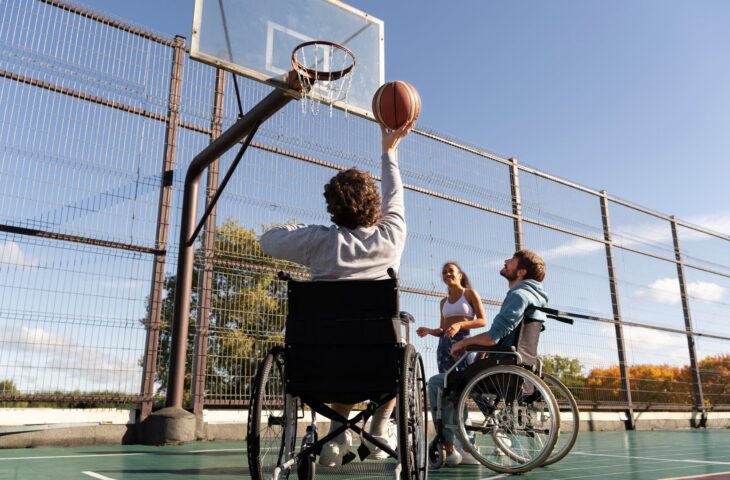 Personnes en situation de handicap jouant au basket-ball